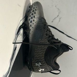Under armour cleats. Youth 5. Black and silver.